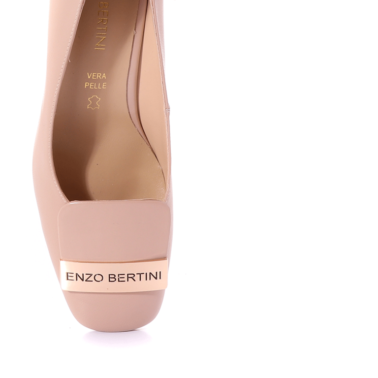 Pantofi femei Enzo Bertini nude din piele cu accesorii aurii și toc mediu 1121DP2860NU