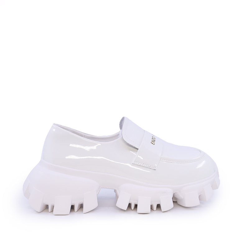 Pantofi tip loafer femei Enzo Bertini albi din piele lăcuită 386edp194la