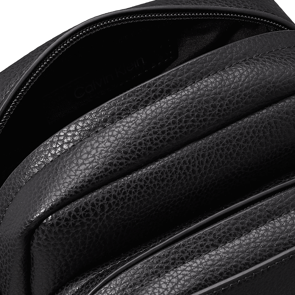 Geantă crossbody bărbați CK Calvin Klein neagră cu logo 3109BGEA2763N